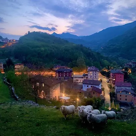 La Casa Sulla Collina Del Castello Breno